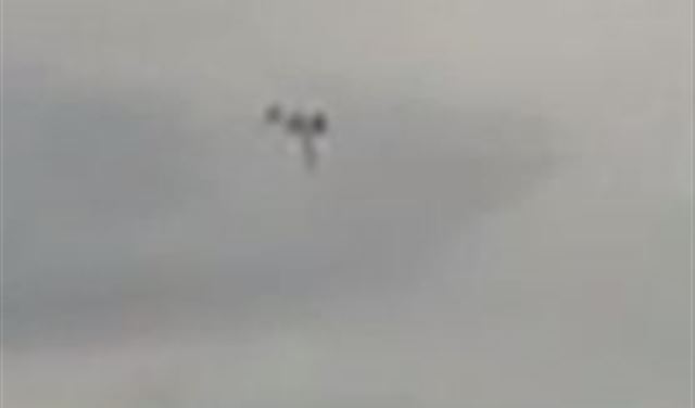 بالفيديو.. لحظة قفز الطيارين الإسرائيليين بالمظلة