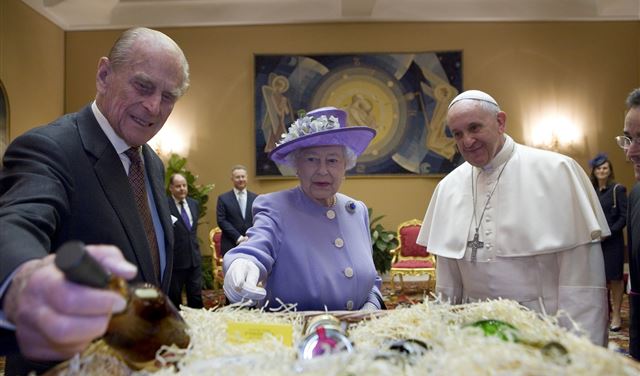 لماذا غاب البابا عن جنازة الملكة إليزابيث؟