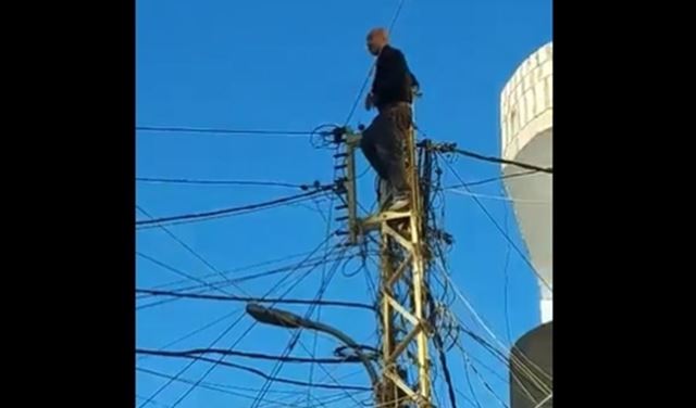 بالفيديو- في البقاع.. مواطن يهدّد بالانتحار من على عمود كهرباء!