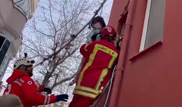 بالفيديو - وسط الثلوج... فريق الإغاثة اللبناني ينقذ امرأة حامل وابنتها من مبنى مدمّر في تركيا