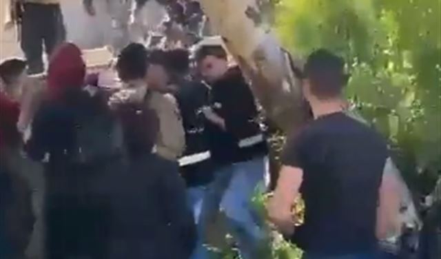 الأمن يعتدي على وليام نون بعد انتهاء التغطية الإعلامية خلال وقفة أهالي ضحايا المرفأ ... (فيديو)