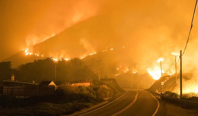 حرائق غابات في كاليفورنيا تُجبر السلطات على إجلاء السكان (فيديو)