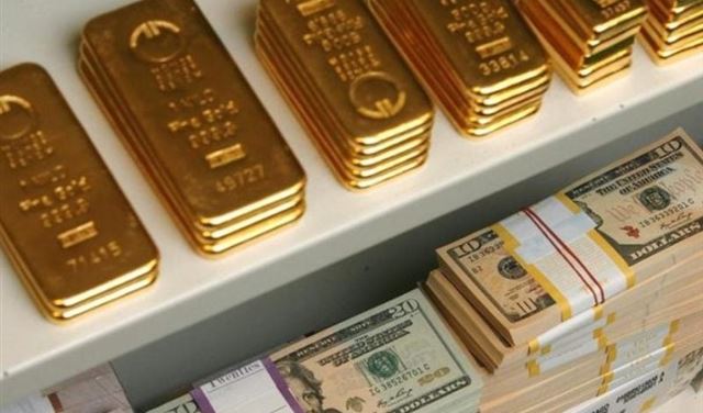 قوة الدولار تقوض بريق الذهب