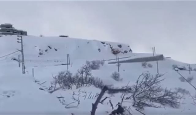 بالفيديو- إنهيار ثلجي في منطقة صنين وبعض البيوت إختفت تحت أكوام الثلوج!